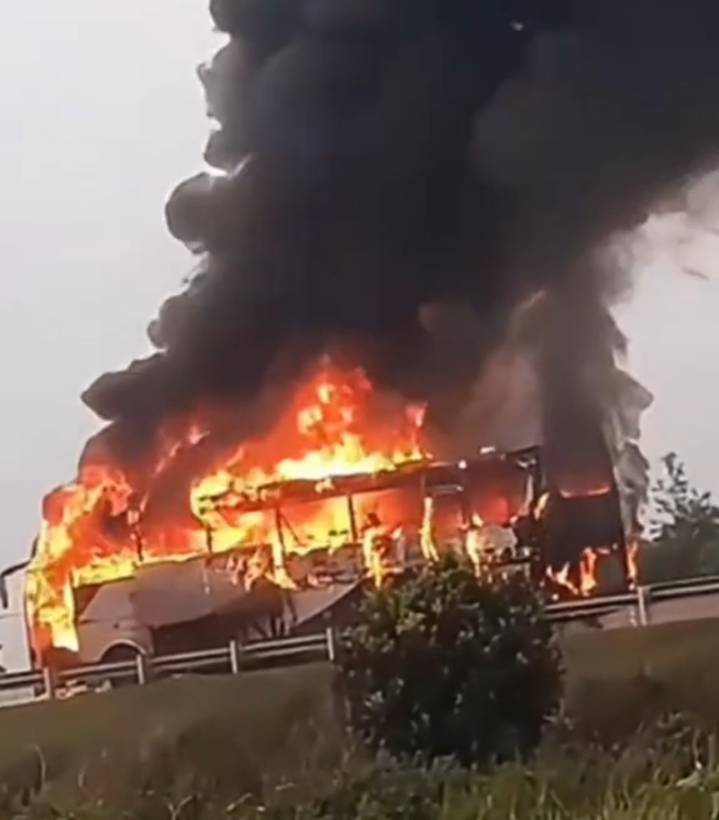 Bus Terbakar Hebat di Tol Bakter KM 93 Lampung Selatan, Nyaris Tinggal Rangka