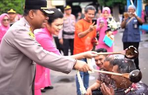 Tradisi Siraman Air Kembang Warnai Kenaikan Pangkat 138 Personel Polresta Bandar Lampung