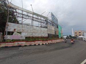 Keropos dan Berkarat, Reklame di Tugu Adipura Bandarlampung Ancam Keselamatan Warga