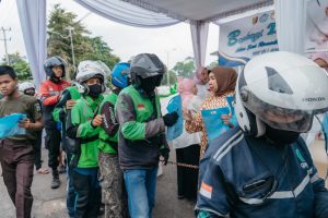 Hari Keenam Ramadan, TP PKK dan DWP Lampung Salurkan Ratusan Paket Takjil di Mahan Agung
