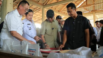 Gubernur Mirza Tinjau Pasar Murah di Bandar Negeri Suoh, Warga Antusias Berburu Bahan Pokok