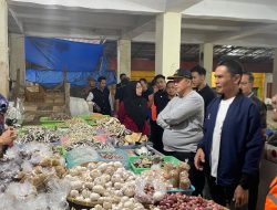 Wabup Tanggamus Pimpin Penertiban Pasar Gisting, Pedagang Hamparan Mulai Tertib Masuk Area Pasar