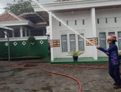 Damkar Tanggamus Bergerak, Semprot Sekolah dan Fasilitas Terdampak Abu Vulkanik