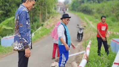 Wakil Bupati Tanggamus Tinjau Jalan dan Gorong-Gorong Longsor di Sido Katon